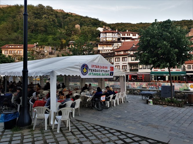 Türk askerinden Kosova'da iftar programı