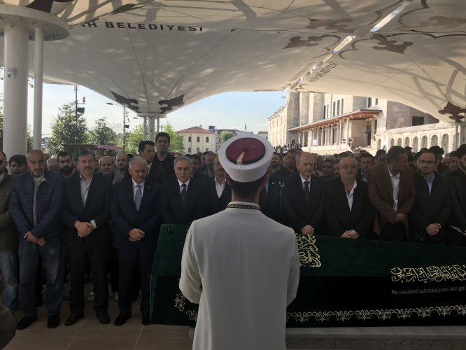 DÜZELTME - "Binali Yıldırım, Tufan Albayrak'ın cenazesine katıldı" başlıklı haberimizin girişinde yer alan, "Mustafa Albayrak'ın babası Tufan Albayrak" ifadesi kaynağından "Tufan Albayrak" şeklinde düzeltilmiştir. Haberimiz