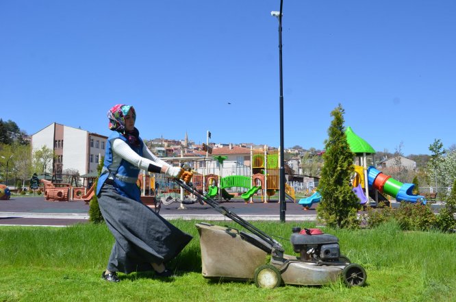 Park ve bahçelere kadın eli değdi