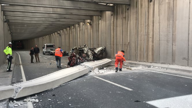 Kamyon kasasındaki hurda otomobiller tünelin beton blokunu yıktı