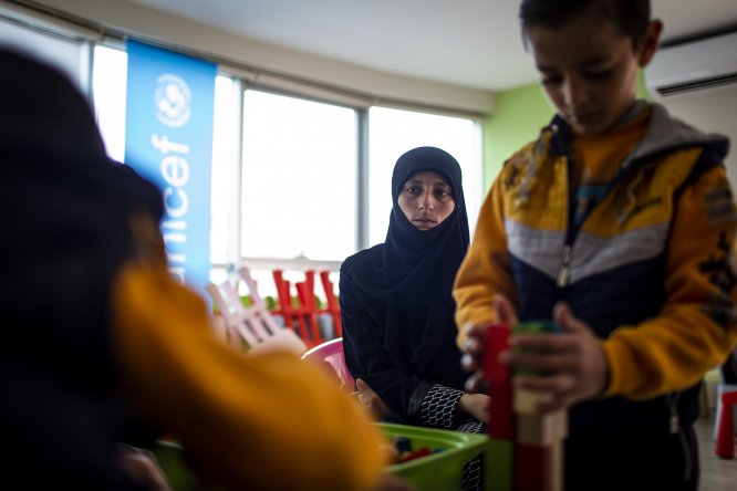 Suriyeli anne yaşamını "cam kemik" hastası oğluna adadı