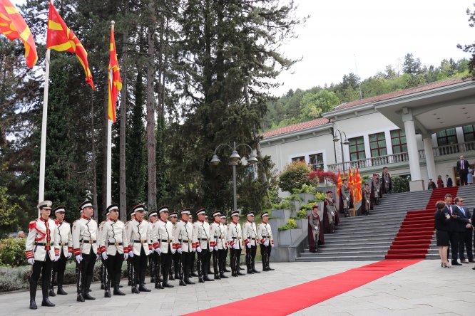 Kuzey Makedonya'nın yeni Cumhurbaşkanı Pendarovski görevine başladı