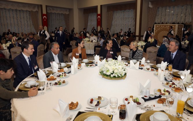 Akar ve komutanlardan şehit aileleri ile iftar