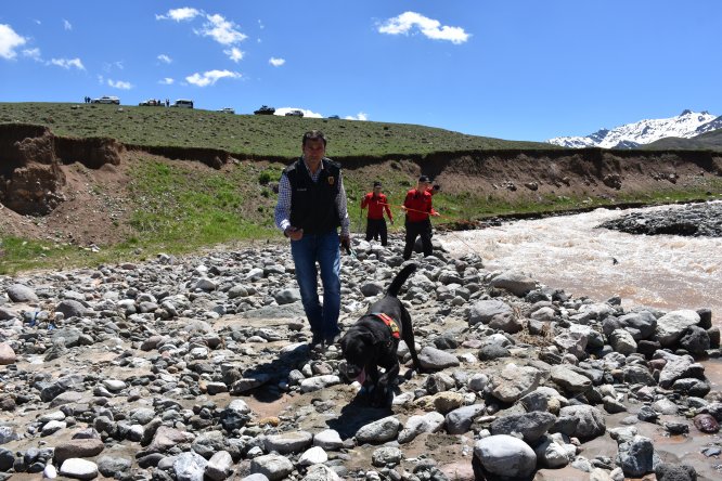 GÜNCELLEME - Kars'ta kaybolan 3 yaşındaki kızın dere kenarında eteği bulundu