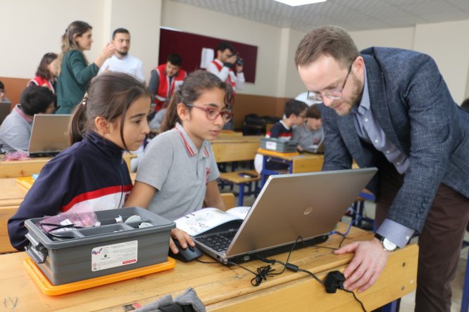 Kuveyt Türk'ten meraklı kaşiflere kodlama ve robotik eğitimi