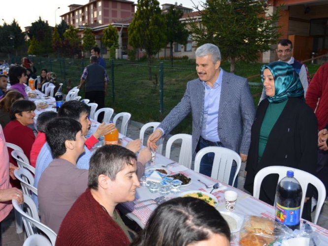 Vali Akın, engellilerle iftar yaptı