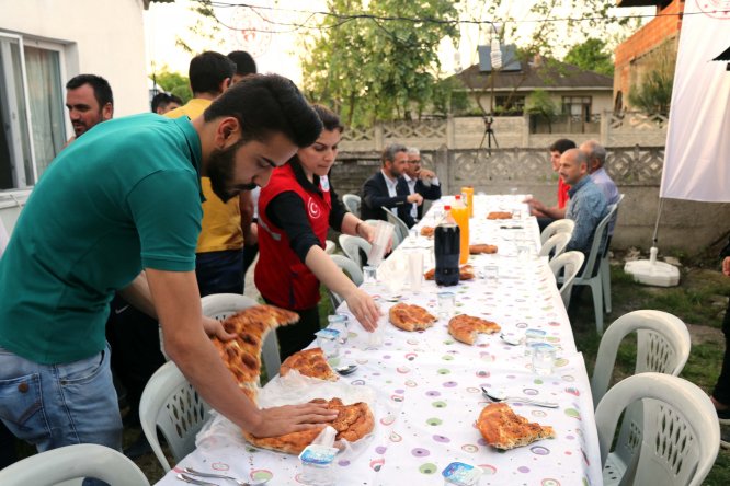 Gençler ramazanda "gönül sofralarına" konuk oluyor