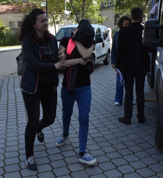 GÜNCELLEME - Hırsızlık hükümlüsü anne ile kızı yakalandı