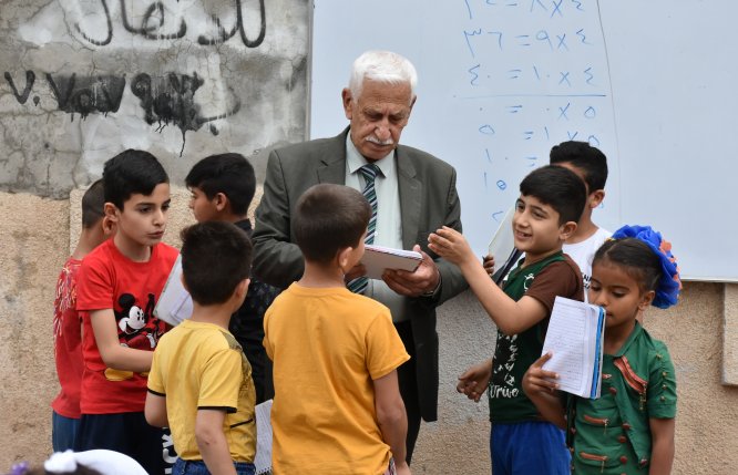 Kerküklü emekli öğretmenden ücretsiz açık hava sınıfında ders