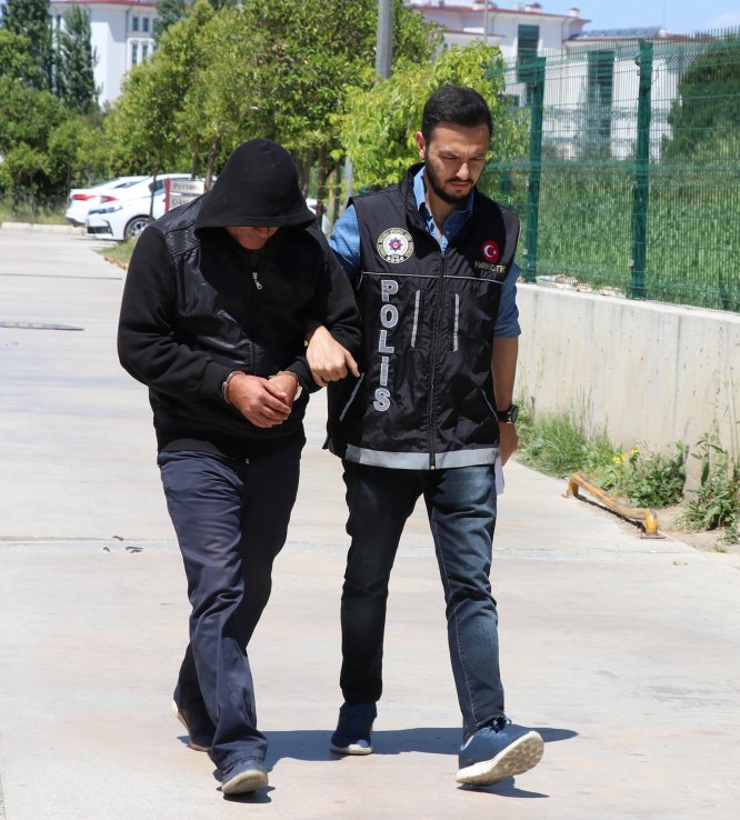 Poşet dolusu uyuşturucuyla kaçmaya çalışırken yakalandı