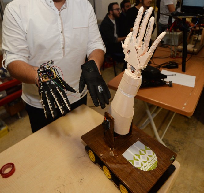 Suriyeli öğrenciler "robotik el" yaptı