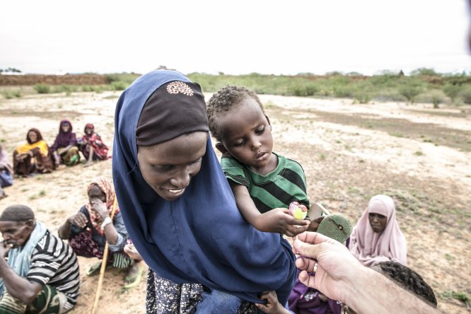 Somalili çocuklar TDV'nin dağıttığı balon ve şekerlerle sevindi