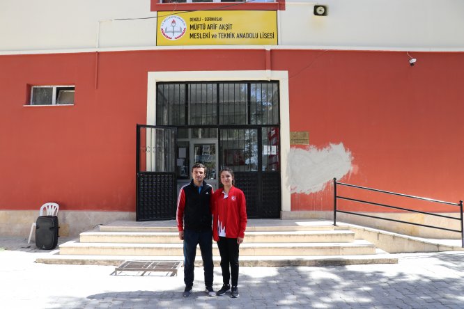 Okul yemekhanesindeki dart tahtasından madalya çıkardı