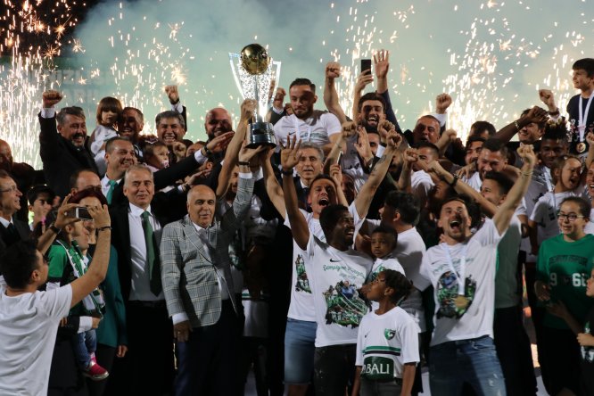 Denizlispor, şampiyonluk kupasını kaldırdı
