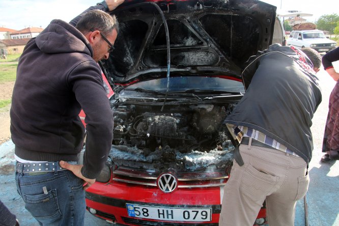 Seyir halindeyken alev alan otomobil kullanılamaz hale geldi