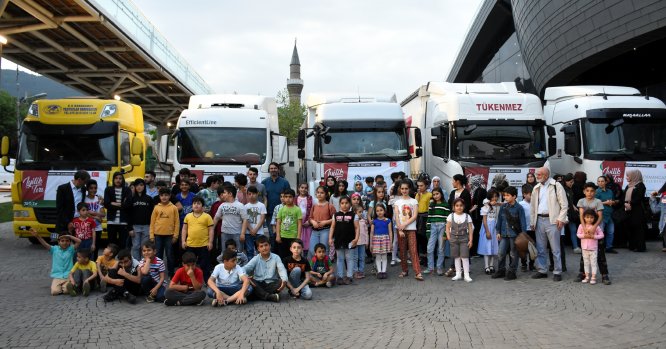 Yetimler iftar sofrasında buluştu