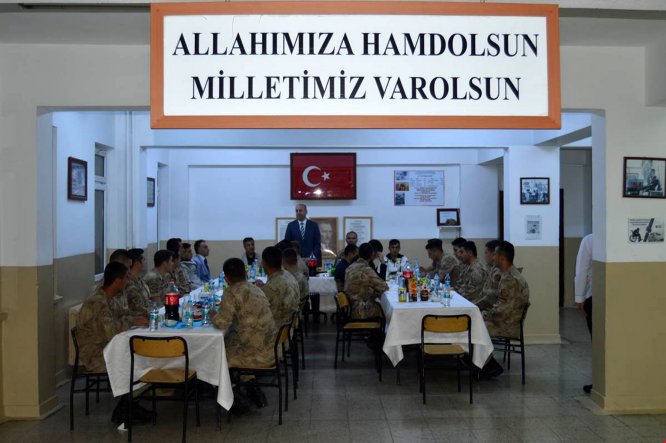 Gölova Kaymakamı Karaosmanoğlu, askerlerle iftarda bir araya geldi