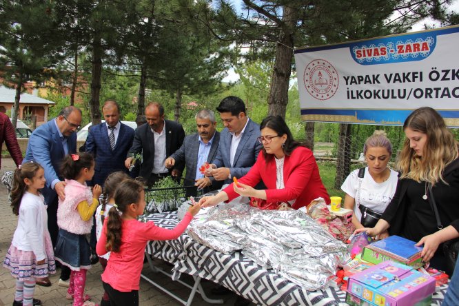 Zara'da öğrenciler fidan dikti