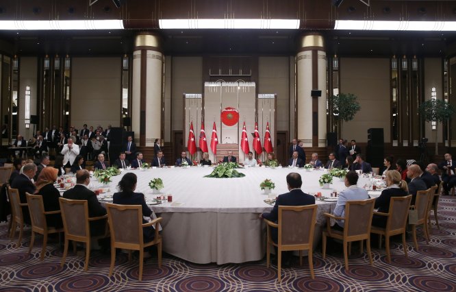 Erdoğan eğitim çalışanlarıyla iftar yaptı