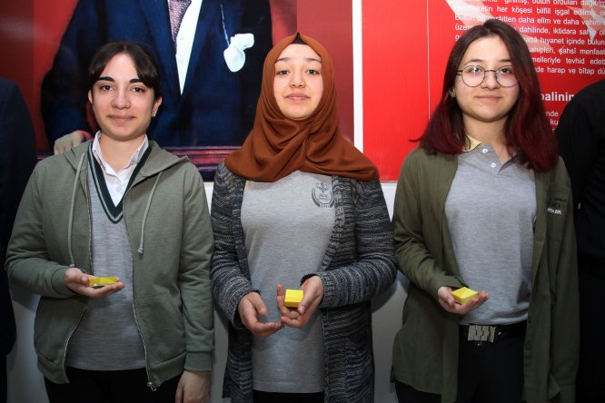 Bilgi yarışması birincisi öğrenciler ödüllendirildi