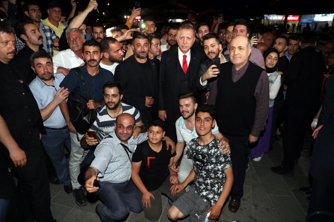 Cumhurbaşkanı Erdoğan, minibüs durağını ziyaret etti
