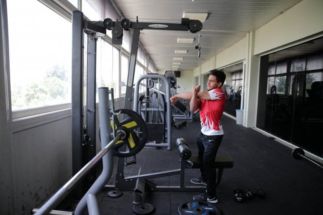 Avrupa'da bükülmeyen bileğini dünya şampiyonluğuna hazırlıyor