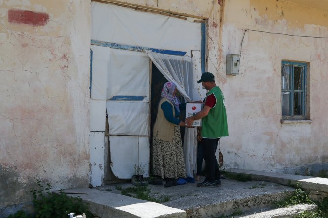 Van'da bin 250 aileye gıda yardımı