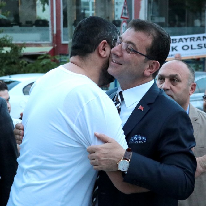 Ekrem İmamoğlu, bayram namazını Beylikdüzü'nde kıldı