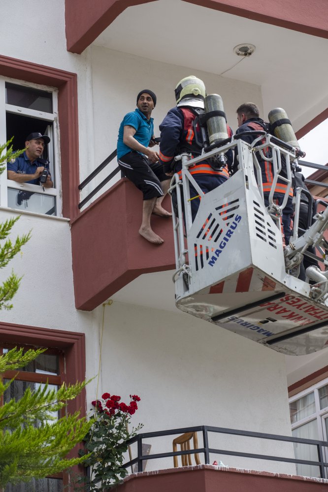 Eşiyle kavga edip balkonun kenarına çıktı