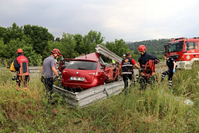 GÜNCELLEME - Kontrolden çıkan otomobil bariyerlere çarptı: 2 ölü