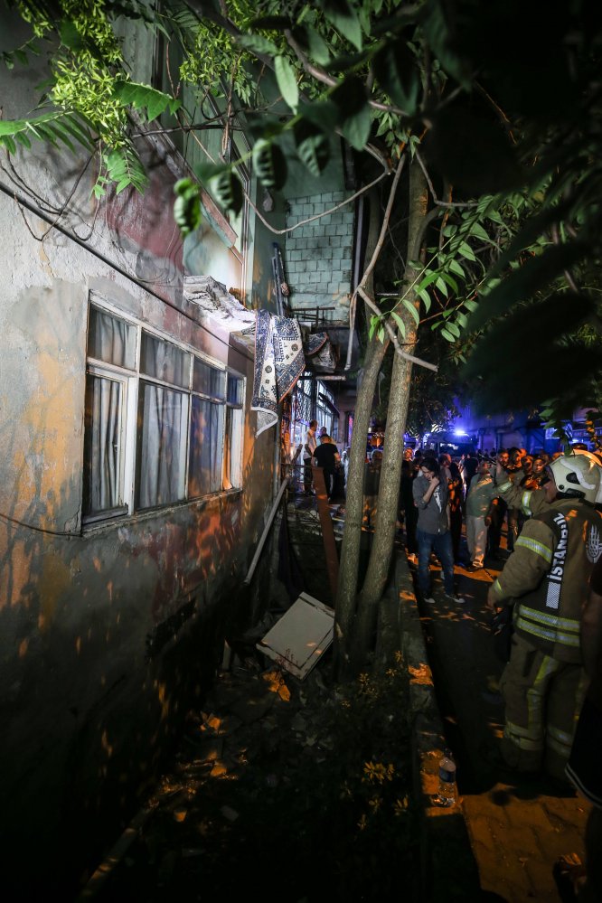 Beyoğlu'nda balkon çöktü: 5 yaralı
