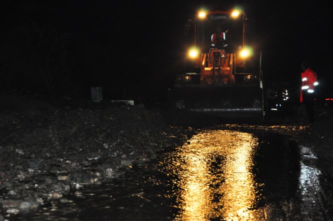 GÜNCELLEME - İzmir-Manisa kara yolu heyelan nedeniyle kapandı