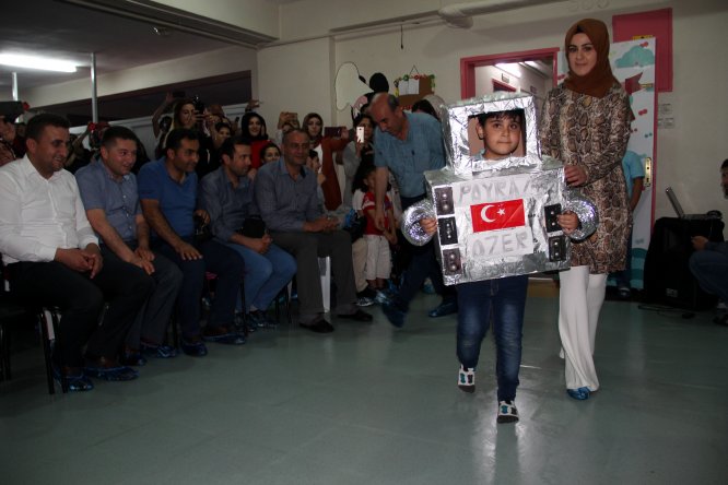 Anaokulu öğrencilerden atık malzemelerle defile