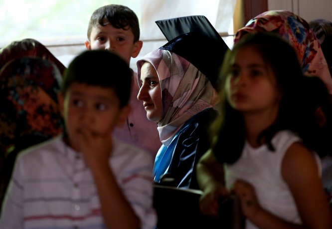 Okuma yazma sertifikalarını torunları verdi