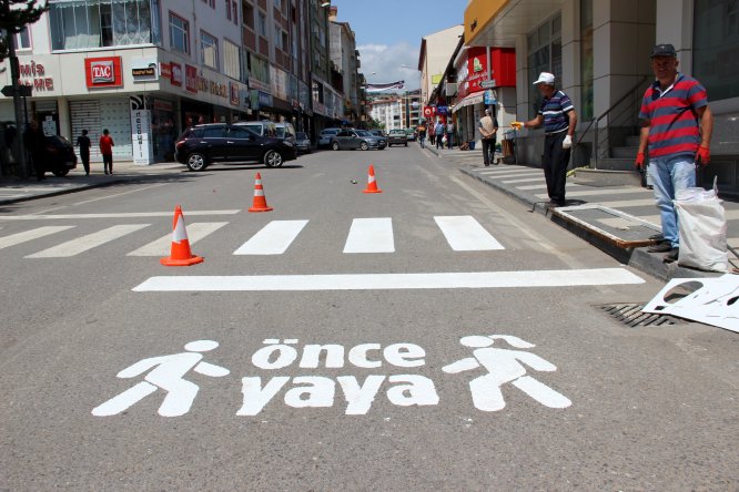 Suşehri’nde yaya geçidi çizgileri yenilendi