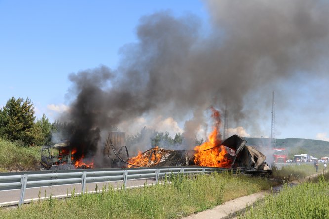 GÜNCELEME - Anadolu Otoyolu'ndaki trafik kazası ulaşımı aksattı