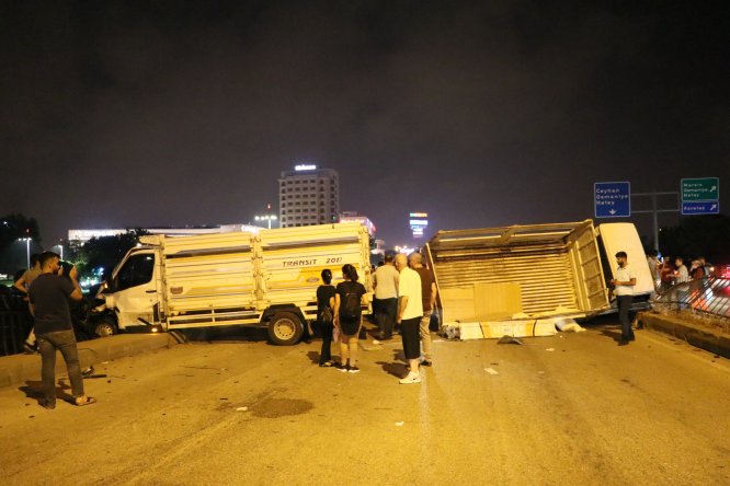 Adana'da kamyonetler çarpıştı: 3 yaralı