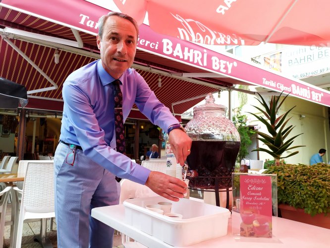 Edirne'de turistleri serinleten ikram