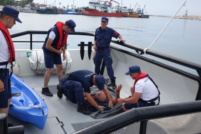 Kanoyla açıldığı denizde fenalaşan kişi kurtarıldı