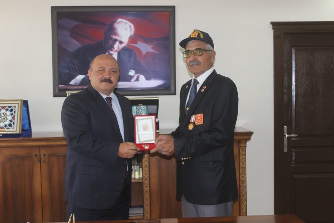 Kıbrıs gazilerine madalya ve berat