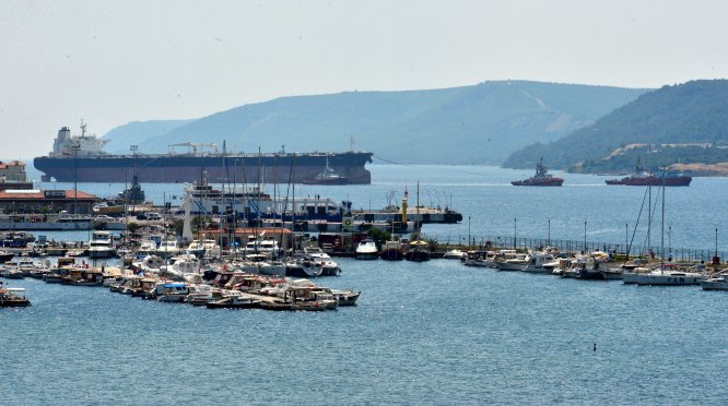 Bakıma götürülen tanker Çanakkale Boğazı'ndan geçirildi