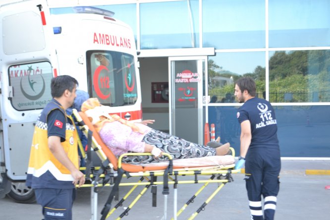 Hafif ticari araçla otomobil çarpıştı: 6 yaralı