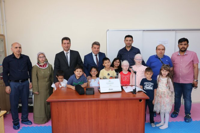 Görme engelli öğrencilere, teknoloji seti