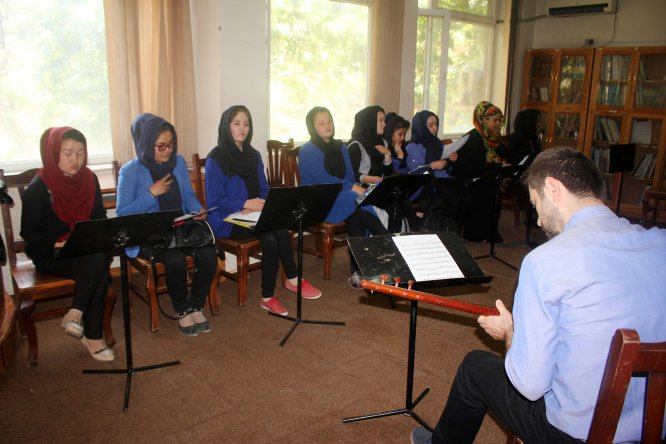Türk dizilerinden ilham alan Afgan gençler bağlama öğreniyor