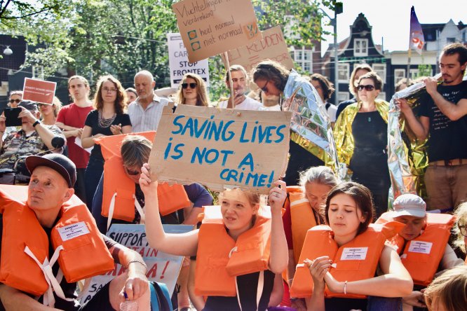 Hollanda'da düzensiz göçmenleri kurtaran Alman kaptana destek eylemi