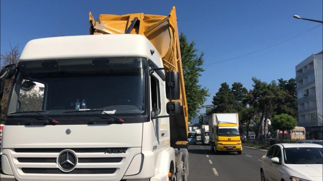 Ordu'da damperi açılan kamyon üst geçide çarptı