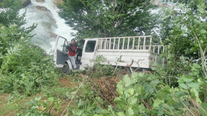 Rize'de kamyonet dereye yuvarlandı: 3 yaralı