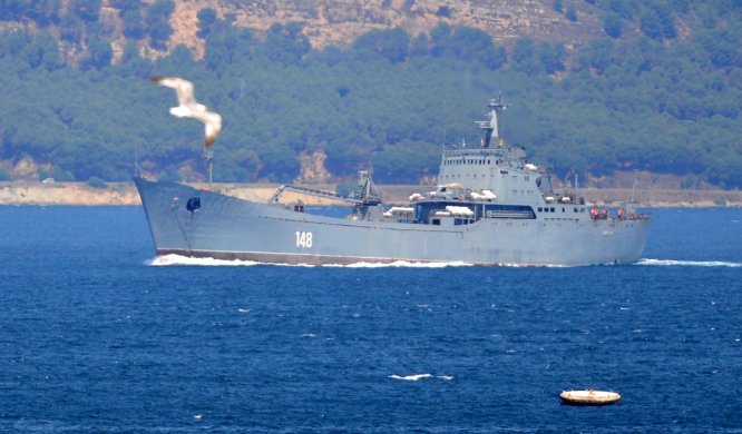 Rus askeri gemisi Çanakkale Boğazı'ndan geçti