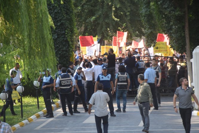 Şanlıurfa'da heyelanda yolu kapanan esnaftan yol kapatma eylemi