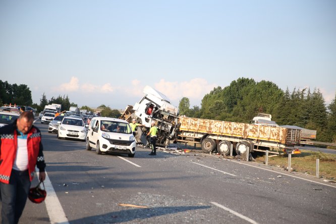 GÜNCELLEME 2 - Otoyolda zincirleme trafik kazası: 1 ölü, 5 yaralı